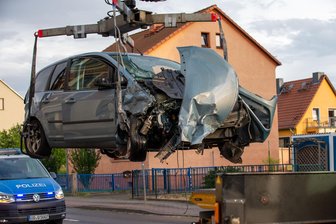 Für Autofahrer im Erzgebirge könnte Autoversicherung 2026 günstiger werden - Abschleppwagen im Einsatz: Die neuen Regionalklassen der Versicherer könnten die Konditionen für viele Autobesitzer in Sachsen verbessern.