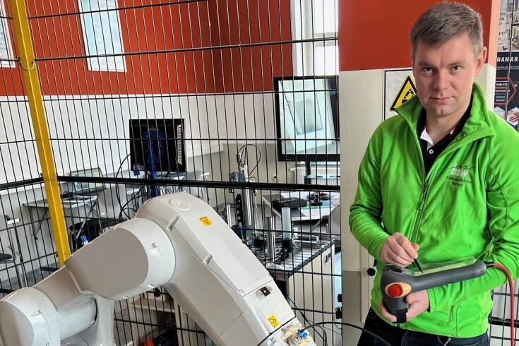 Für Azubis wird jetzt auch der Roboter zum Kollegen - Ausbilder Thomas Unger erklärte den Gästen im neuen Fachbereich die Funktionsweise und Einsatzmöglichkeiten des Knickarmroboters. Monotone Handgriffe wie das Bewegen von Teilen übernimmt nun Kollege Roboter.