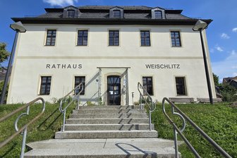 Für Behördengänge weiter fahren: Diese Standesämter im Vogtland wachsen zusammen - Das Weischlitzer Rathaus – ein eigenes Standesamt gibt es ab 2026 aber nicht mehr.