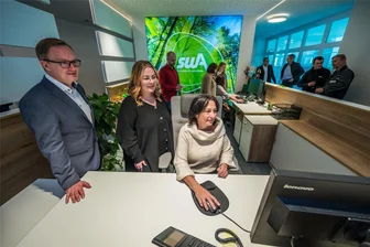 Für besseren Kundenservice: Stadtwerke Aue-Bad Schlema bauen Empfangsbereich komplett um - Geschäftsführer René Rücker freut sich ebenso wie die beiden Kundenbetreuerinnen Maxi Halfter und Sonja Klette (von links) über den neuen Empfangsbereich.