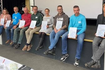 Für besseres Klima mit dem Rad achtmal um die Erde - So sehen Sieger aus: Die besten Teilnehmer und Teams wurden am Freitag von Baubürgermeister Michael Stötzer (rechts) ausgezeichnet.