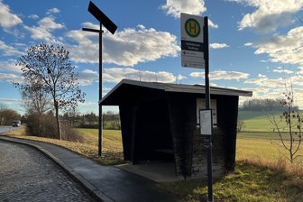 Für Bushaltestelle: Bösenbrunn testet Solarlampe - Die Gemeinde Bösenbrunn testet bis März an der Bushaltestelle Siedlung Schönbrunn eine Solarlampe.