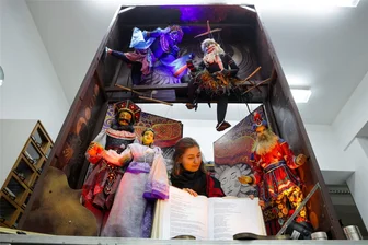 Für das Esche-Museum entsteht in Lichtenstein ein Funkelfenster mit Puppen aus Sri Lanka - Ein spezielles Funkelfenster entstand für das Esche-Museum in Limbach-Oberfrohna.
