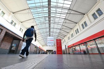 Für das Kulturhauptstadtjahr 2025: Chemnitzer Bahnhof putzt sich raus - Die Empfangshalle des Hauptbahnhofs hat bereits vor einiger Zeit einen frischen Anstrich erhalten, eine begrünte Wartezone soll folgen. Seit der Corona-Krise sind mehrere Imbiss-Anbieter geschlossen. Das Fahrgastaufkommen hat noch immer nicht das frühere Niveau erreicht. 