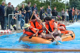 Für das Schlauchbootrennen in Penig sind noch Anmeldungen möglich - Das Schlauchbootrennen im Freibad Penig ist im Laufe der Zeit immer beliebter geworden.