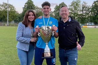 Für das Topspiel in der Mittelsachsenklasse: Peniger Fußballer und ehemaliger Spieler des Chemnitzer FC reist fünf Stunden mit dem Auto an - Muttertag und Topspiel: Für Leonardo Lorenz (M.) gab es am Sonntag gleich zwei Gründe für die stundenlange Fahrt nach Mittelsachsen. Mutter Sandra und Vater Ingo waren in Auerswalde wie auch beim U-19-Sachsenpokalsieg im Vorjahr (Foto) mit dem CFC dabei.