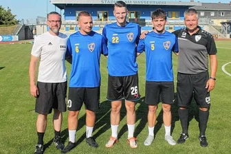 Für den Aufsteiger beginnt jetzt ein neues Kapitel - Drei der vier Neuzugänge waren beim Trainingsauftakt im Wasserturmstadion dabei: Torwarttrainer Lutz Rodewald (von links), André Herold, Marius Kuhl, Lennart Dietrich und Trainer Carlo Kästner. 