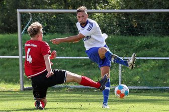 Für den Aufstieg in die Oberliga? VfB Empor Glauchau nimmt schnell wieder Fahrt auf - Colin Ullmann (rechts/Szene aus einem früheren Spiel) hat im ersten Glauchauer Test gegen Stollberg eines der vier Tore erzielt.