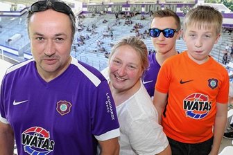 "Für den Aufstieg wird es nicht reichen" - André Knopf und seine Familie mit Manuela, Richard und Emil (v. l.) sind eingefleischte Veilchenfans. Sie haben an die Saison und neue Mannschaft hohe Erwartungen. Mit dem Aufstieg allerdings rechnen sie (noch) nicht.
