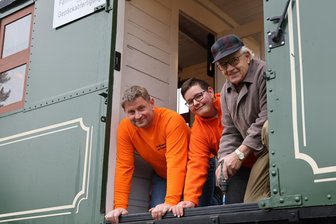 Für den Erhalt der Eisenbahngeschichte: Erzgebirger erhalten Bürgerpreis - Kai Morgenstern, Julius Nestler und Siegfried Seidl (von links) am Schmuckstück des Vereins, dem Opernwagen.
