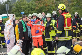 Für den Ernstfall geprobt: 100 Einsatzkräfte üben in Oederan - Die Einsatzkräfte müssen das genauer Vorgehen immer wieder besprechen.