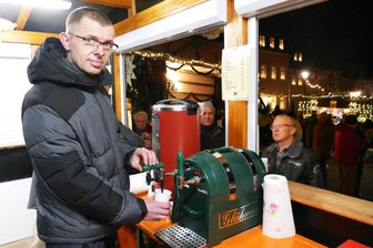 Für den Förderverein der Wolkensteiner Feuerwehr ist das Schwibbogenfest ein Großeinsatz - Eine Schicht am Glühweinausschank des Wolkensteiner Schwibbogenfestes hat Wehrleiter Lars Neubert selbst übernommen.
