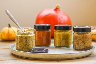 Für den guten Geschmack: Warum ein Erzgebirger überall seinen Senf dazugibt - Selbstgemacht: Das Ergebnis nach einer Stunde Senf-Workshop. Jeder einzelne sieht anders aus und wird in zwei Wochen geschmacklich auch völlig unterschiedlich zu Bratwurst oder Braten schmecken.