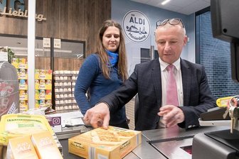 Für den guten Zweck: Marienbergs Oberbürgermeister kassiert ab - Oberbürgermeister André Heinrich (r.) an der Kasse des neuen Aldi-Marktes in Marienberg. An seiner Seite: Mandy Riegel.