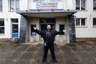 Für den guten Zweck: Schrille Technoparty im Klubhaus „Sachsenring“ in Zwickau geplant - Der Zwickauer Franz-Randy Felix Hahmann steht vor dem Klubhaus „Sachsenring“. Er will das traditionsreiche Gebäude als Partylocation für einen guten Zweck nutzen.