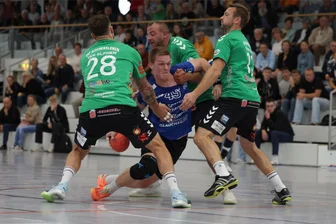 Für den HC Glauchau/Meerane hängen die Handball-Trauben in Delitzsch zu hoch - Auch vier Tore von Oleh Ivanchenko (hier im blauen Trikot gegen Aschersleben) konnten die Pleite nicht verhindern.