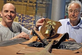 Für den Kanusieg gab es eine Grubenlampe - Daniel Jakob und Günter Merkel (rechts) mit dem für Kanuten ungewöhnlichen Preis für den Wildwasserslalom-Sieg in Cainsdorf 1960.