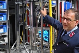 Für den Katastrophenschutz im Landkreis Zwickau fehlen vier Fahrzeuge - Jörg Scherf zeigt ein in Limbach-Oberfrohna stationiertes Fahrzeug für den Katastrophenschutz.Davon gibt es zu wenige im Landkreis.