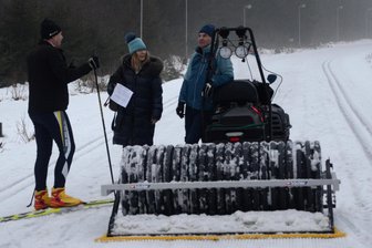 Für den „Sachsenspiegel“: MDR-Drehteam sucht und findet Schnee im Vogtland - Ralf Kretzschmann, Moderatorin Heike Riedel und Thomas Dietrich beim TV-Dreh (von links).