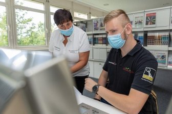Für den Start ins Berufsleben gibt es auch Plan B und C - Dass es nur wenige Berufsausbildungen mit Abitur gibt - so wie für den Vater damals - bedauert Willy Weiß. Der Gelenauer, hier im Gespräch mit Berufsberaterin Elke Süß, hat trotzdem einen Plan. 