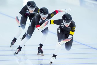 Für den Traum von einer Olympiamedaille: Eisschnelllauf-Trio aus Sachsen startet ungewöhnliche Spendenkampagne - Die Eisschnellläuferinnen Lea-Sophie Scholz, Josephine Schlörb und Josie Hofmann (von vorn) träumen von einer Olympiamedaille in der Teamverfolgung.