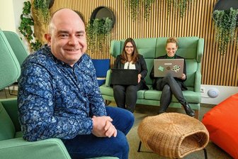 Für den Wettbewerb "Sachsens Unternehmer des Jahres" nominiert: Der Mann, der Firmen sicherer macht - Im Kreativraum: Matthias Domes und die Mitarbeiterinnen Lena Ludwig (links) und Jaqueline Jahn.