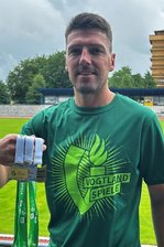 Für die 14. Vogtlandspiele in Reichenbach: Über 4000 Medaillen liegen bereit - Kai Zimmermann vom Kreissportbund Vogtland präsentiert im Stadion am Wasserturm in Reichenbach einen Medaillensatz der Vogtlandspiele.
