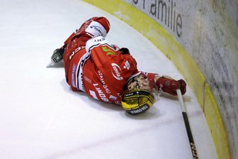 Für die Eispiraten Crimmitschau kommt es knüppeldick: Sie verlieren Heimspiel gegen Landshut und Kapitän Tobias Lindberg - Für Tobias Lindberg war die Partie bereits im zweiten Drittel beendet. Er musste nach einem harten Check ins Krankenhaus gebracht werden.