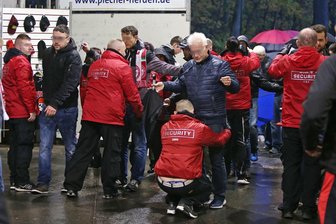 Für die Fans geht es durch Schleusen ins Eisstadion Crimmitschau - Einlasskontrolle am Haupteingang ins Eisstadion.
