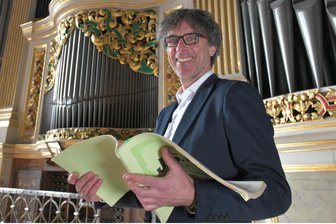 Für die Freiberger Orgelnacht gibt es noch freie Plätze - Vorfreude: Freibergs Domkantor Albrecht Koch an der Großen Silbermannorgel im Dom.