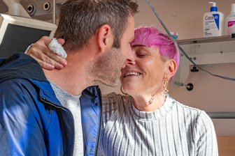 Für die Hochzeit in Weiß: Eine dreifache Mutter und ihr Kampf gegen den Tod - Kein Bild kann Heike und Sandy Dittmann besser beschreiben, als dieses - entstanden im Zwickauer Krankenhaus. Nach Heikes Krebsdiagnose hat das Paar sich entschieden, sobald es geht zu heiraten. 