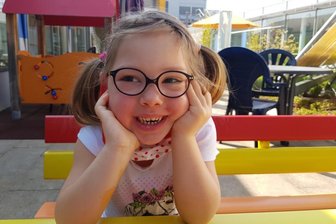 Alena Riedel (4) im "Bunten Haus" der Kinderkrebsstation im Uniklinikum Dresden.