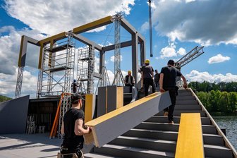 Für „Die lustige Witwe“: Kulisse an der Seebühne Kriebstein wird aufgebaut - Der Aufbau der Kulisse an der Seebühne hat begonnen.