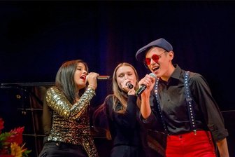 Für die Musik reist Fabrice aus Schneeberg schon mal bis zum Äquator - Fabrice Hölzel mit seinen Backgroundsängerinnen beim Auftritt. 