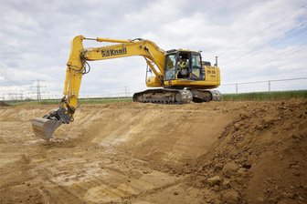 Für die neue Stromtrasse werden jetzt im Vogtland die ersten Gräben ausgehoben - Dieses Foto zeigt, welche Erdarbeiten notwendig sind, um die unterirdische Stromtrasse verlegen zu können.