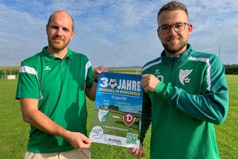 Für die Oldies von Dynamo Dresden: Hirschfeld macht seinen Sportplatz zur Arena - Dominic Hendel (links) und Andreas Dobkowitz (rechts) vom Hirschfelder Vereinsvorstand freuen sich auf das Freundschaftsspiel gegen die Dynamo-Traditionself am Samstag.
