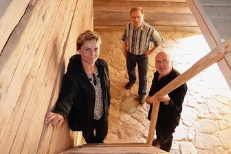 Für die Scheune: Kirchgemeinde Hirschfeld dreht jeden einzelnen Stein um - Kathleen Schubert, Bauplaner Bernd Schürer und Achmed Neef in der frisch sanierten Scheune auf dem Gelände von St. Michaelis in Hirschfeld. Der Bau ist jetzt wieder so nachhaltig wie vor Jahrhunderten.