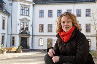 Für die SPD: Junge Lichtensteinerin will in den Landtag - SPD-Landtagskandidatin Antje Junghans vor dem Lichtensteiner Gymnasium: Hier lernte sie, inzwischen ist sie selbst Lehrerin geworden und engagiert sich im Förderverein des Gymnasiums.