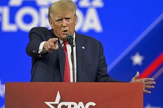 Für die Ultrarechten in den USA sitzt der Feind nicht in Moskau - Ex-Präsident Donald Trump hielt am Samstag in Orlando eine umjubelte Rede. Es war ein bizarres Treffen der US-Republikaner.
