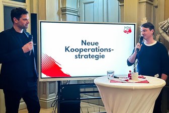 Für die Vision vom europäischen Wettbewerb: Warum der FSV Zwickau den Handballerinnen des BSV Sachsen künftig bei der Sponsorensuche hilft - Beim Sponsorenabend des BSV Sachsen Zwickau stellten BSV-Geschäftsführer Norman Rentsch (links) und André Beuchold, sein Pendant beim FSV Zwickau, die Grundrisse der geplanten stärkeren Kooperation zwischen beiden Vereinen vor.