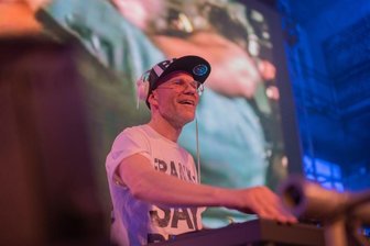 Für diese Kult-Disko in Chemnitz gibt es nur noch Restkarten - Dirk Duske dreht wieder an den Plattentellern und zeigt dazu die kultigsten Videos: Um die 1990er und 2000er Jahre geht es bei seiner nächsten "Simply The Best"-Party im Kraftverkehr. 