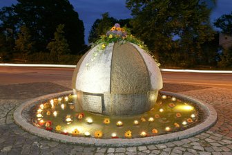 Für diese Nacht in Schwarzenberg brauchen Gäste einen Kompass - Der Kugelbrunnen an der Bahnhofstraße, ein Geschenk der Partnerstadt Wunsiedel von 2000. Das Schmücken des Brunnens sollte das Brunnenfest von Wunsiedel widerspiegeln.