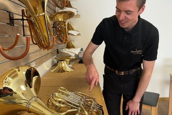 Für diese Raritäten kommen Australier nach Oederan - Niklas Ullmann zeigt auf die Schwierigkeit beim Doppelhorn: Über drei Meter Rohr müssen dafür exakt gebogen werden.