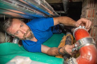 Für diesen Job im Vogtland darf man keine Platzangst haben - Christian Fraude, Techniker bei den Sächsischen Staatsbädern in Bad Elster, in einem der Schächte im Albert-Bad. Hier müssen einmal im Jahr Rohre und Armaturen kontrolliert und gewartet werden.