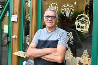 Für diesen Vogtländer ist das ganze Jahr Weihnachten - Roland Müller vor seiner Werkstatt in Schöneck.1982 hat er sie von seinem Vater Kurt übernommen.