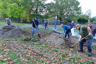 Für Dipfl-Glühn und Hutzn: „De Dorfleit“ packen im Vogtland gemeinsam an - Nur noch Restarbeiten: Mitglieder des Vereins "De Dorfleit" haben den ehemaligen Schulsportplatz benutzbar gemacht.