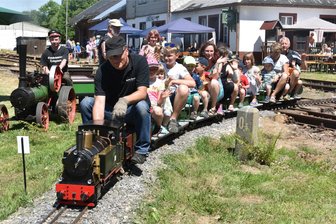 Für ein erlebnisreiches Wochenende in und um Freiberg: Offener Garten und Eisenbahnflair - Die Gartenbahn von Vereinsmitglied Matthias Hoffmann drehte schon ihre Runden im Freigelände am ehemaligen Langenauer Bahnhof. Kleine Bahnen ganz groß heißt es dort auch am Wochenende.