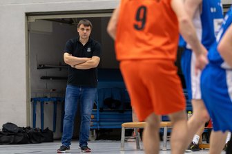 Für ein gutes Gefühl: Freiberger Korbjäger wollen an der Elbe offene Rechnung begleichen - Hatte zuletzt eigentlich Grund, optimistischer dreinzuschauen: ATSV-Trainer Tim Aubel.
