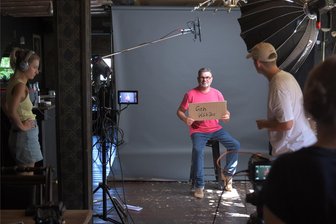 „Für ein Sachsen, auf das wir stolz sein können“: Freiberger Demokratie-Werbespot zur Landtagswahl ist online - Kameramann Jonas Benkert und Kristin Kaden am Ton drehten den Wahlspot. Vor der Kamera Ralf Hron vom DGB.
