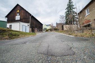 Für eine halbe Million Euro wird Straße im Erzgebirge schick gemacht - Der schlechte Zustand der August-Bebel-Straße veranlasst die Gemeinde jetzt zum Bau.